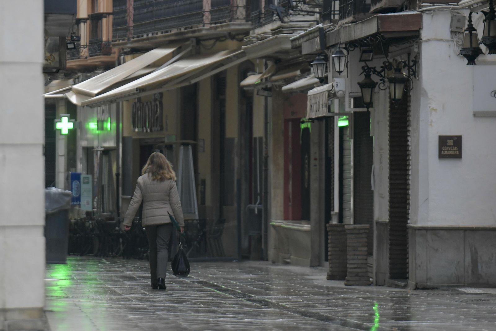 Una mujer se dirige a una farmacia.