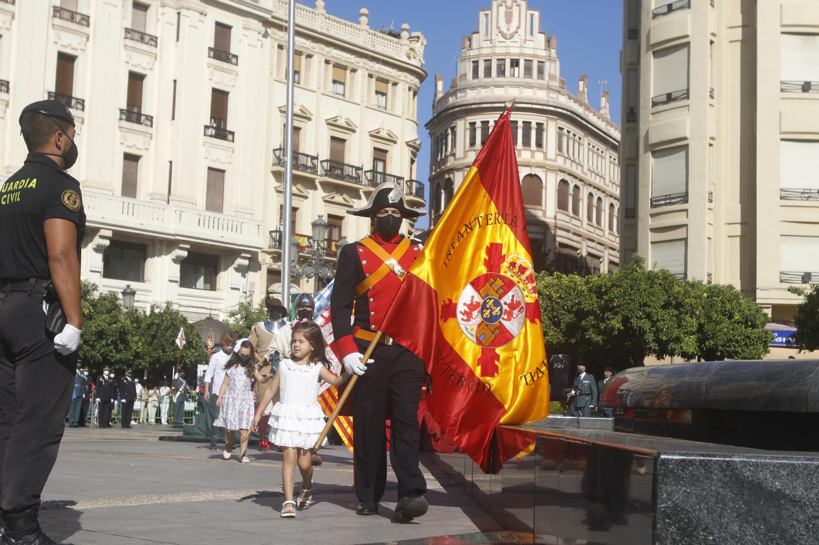 La izada de la bandera de España en las Tendillas, en imágenes.