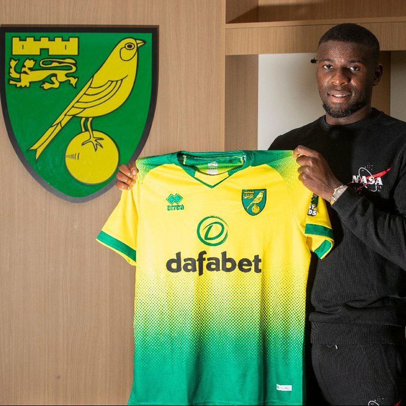 Amadou, cuando fue presentado por el Norwich en agosto.