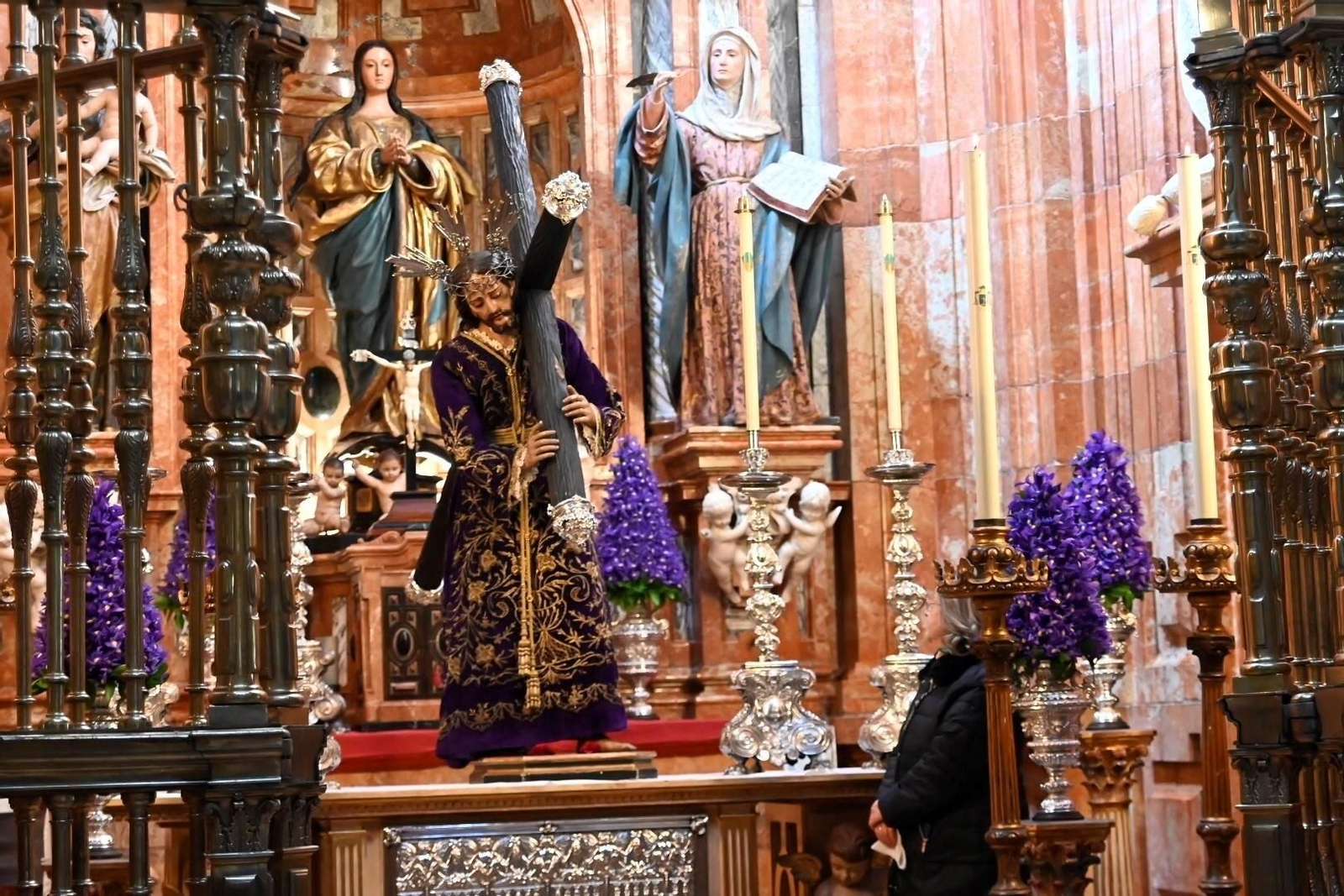 El besapiés del Señor del Calvario en la Mezquita-Catedral de Córdoba, en imágenes