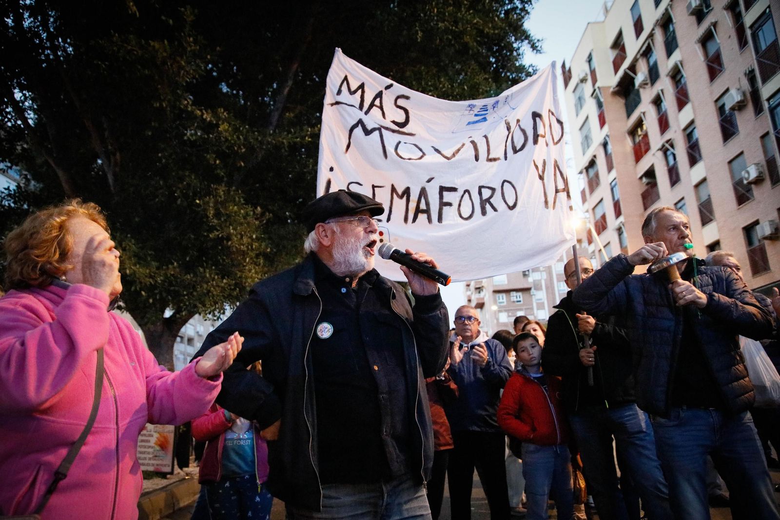 Imágenes de la protesta de los vecinos en la avenida del Mediterráneo  para reclamar paso de peatones con semáforo