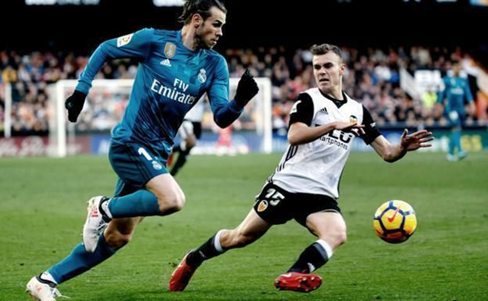 Toni Lato intenta frenar a Gareth Bale.