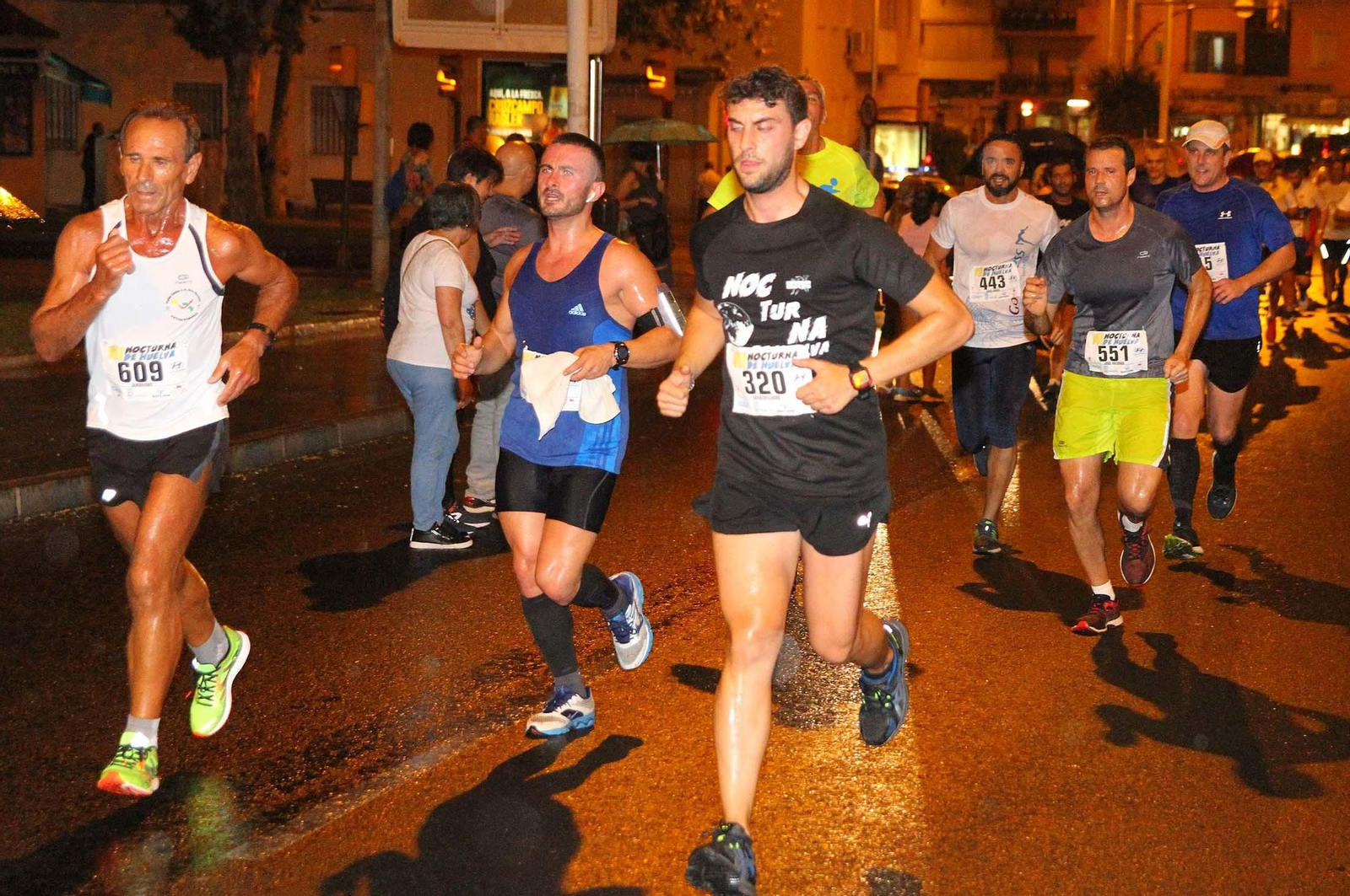 La VII Carrera Nocturna de Huelva en imágenes