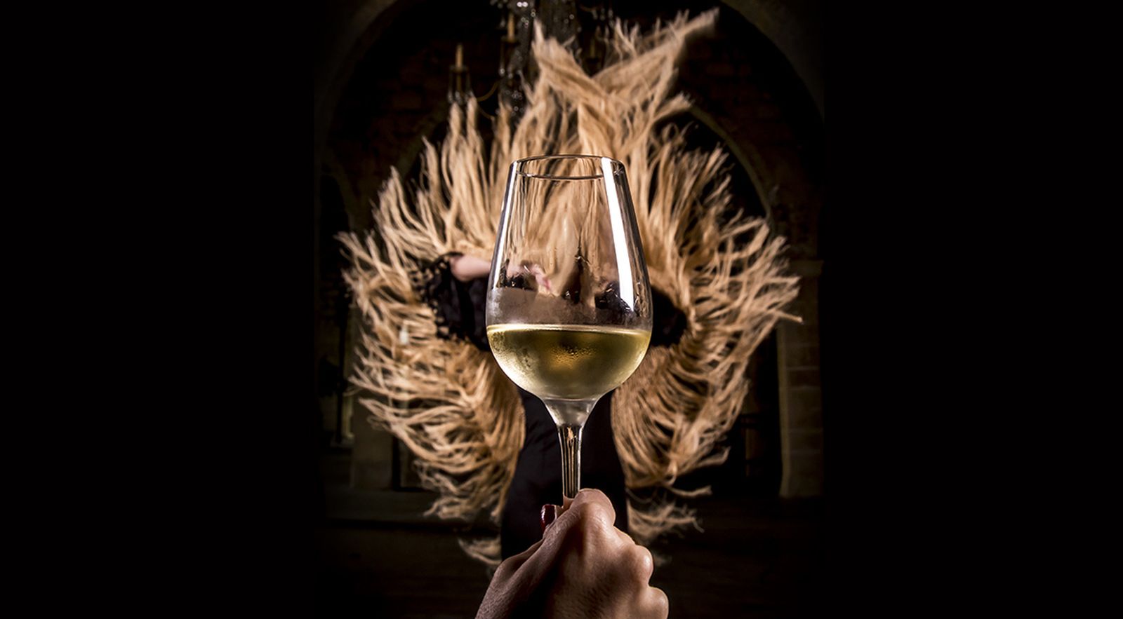 Un catavino de jerez ante una bailaora con su mantón.