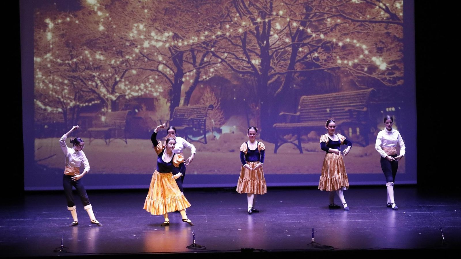 Las fotos de la Gala Solidaria de Navidad de la Escuela Municipal de Música, Danza y Teatro "Jose María Sánchez -Verdú"