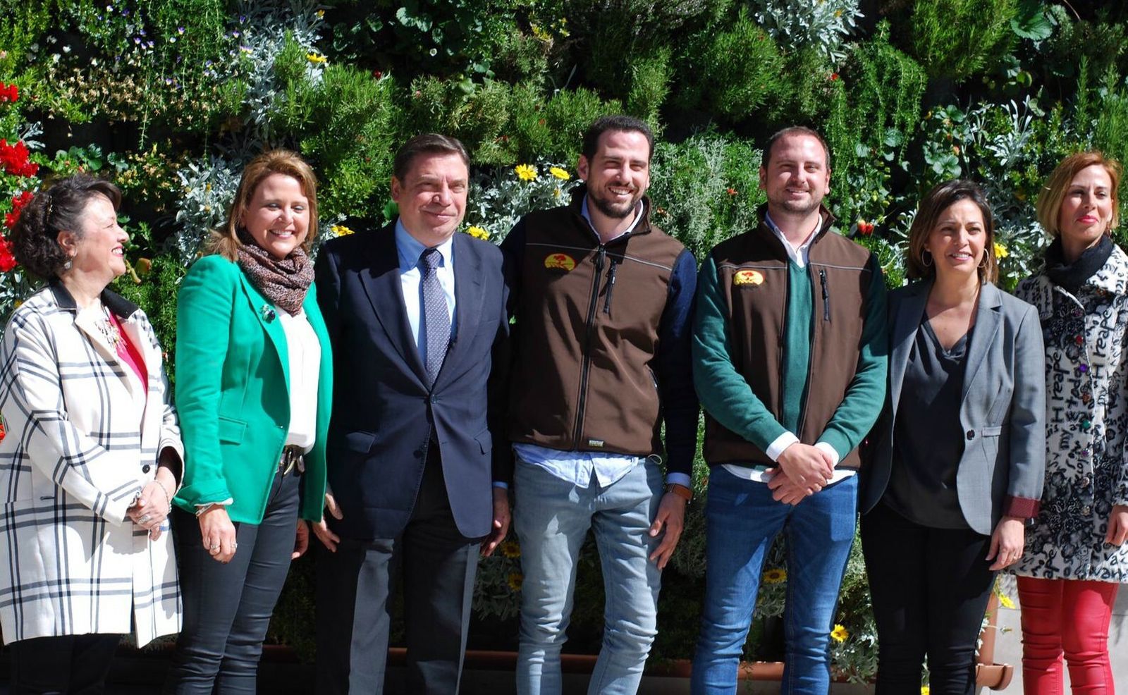 Isabel Ambrosio y Luis Planas visitan la sede de Galpagro en Santa Cruz.
