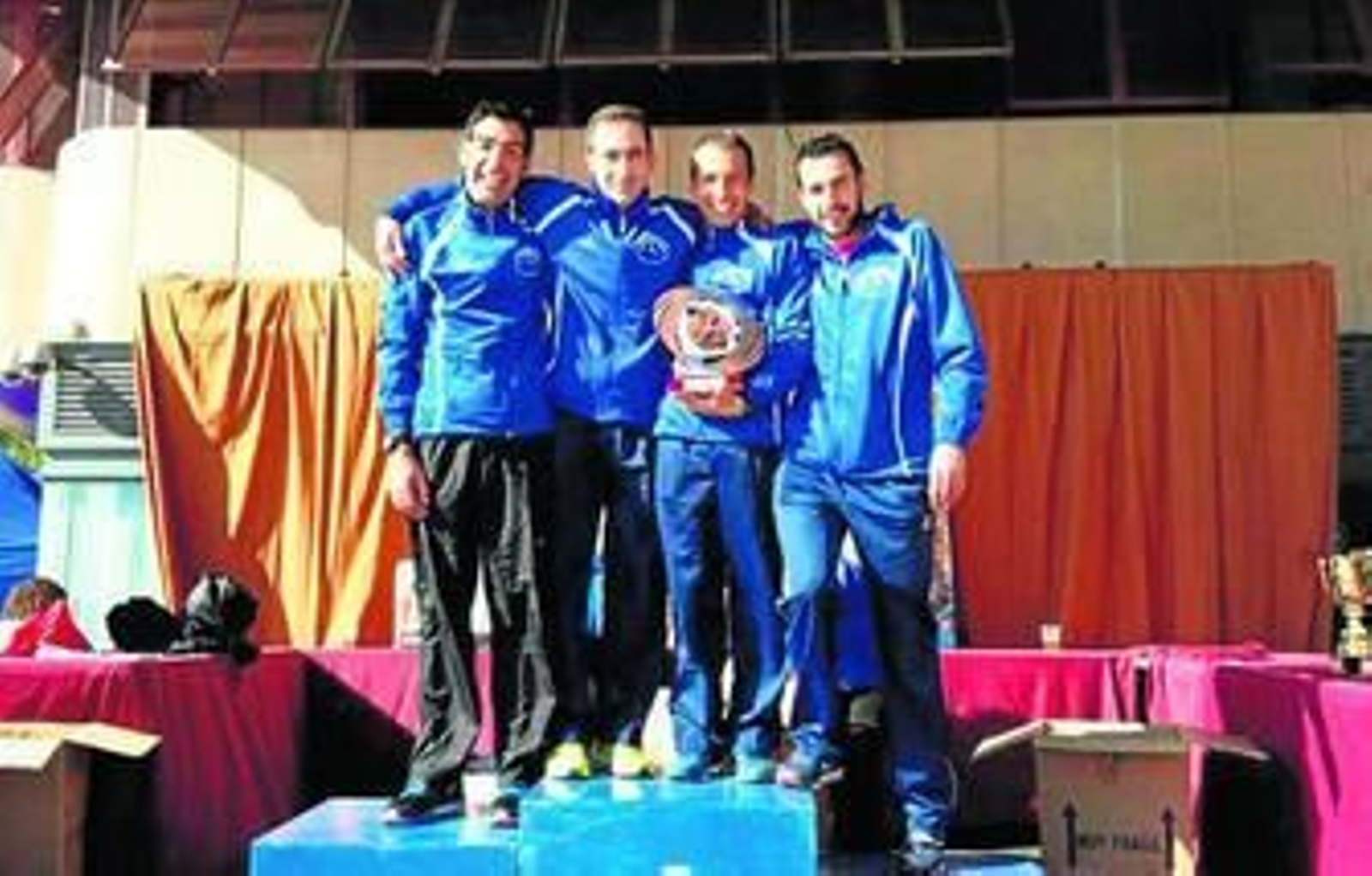 Los cuatro representantes del club sanjuanero, en el podio con el trofeo logrado en tierras alicantinas. Los cuatro representantes del club sanjuanero, en el podio con el trofeo logrado en tierras alicantinas.