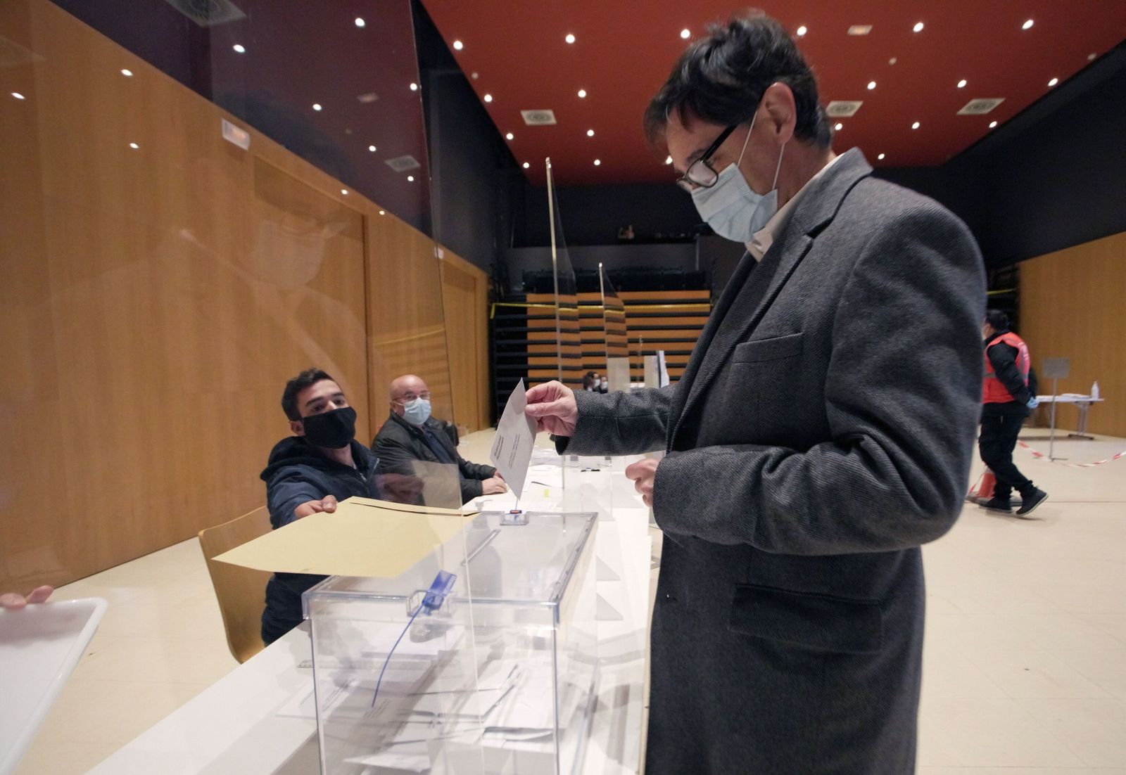 Imágenes de la jornada electoral en Cataluña