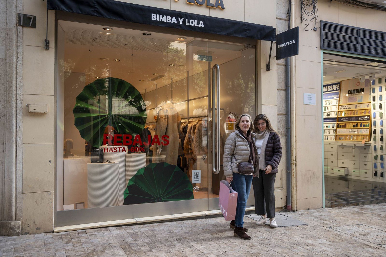 El comienzo de la campaña de rebajas en Almería, en imágenes