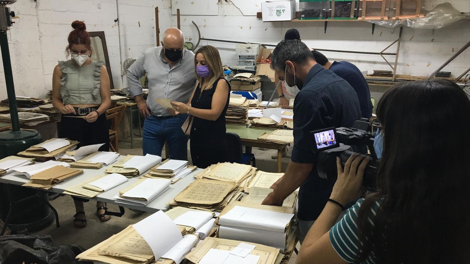 Los investigadores en plena labor de investigación.