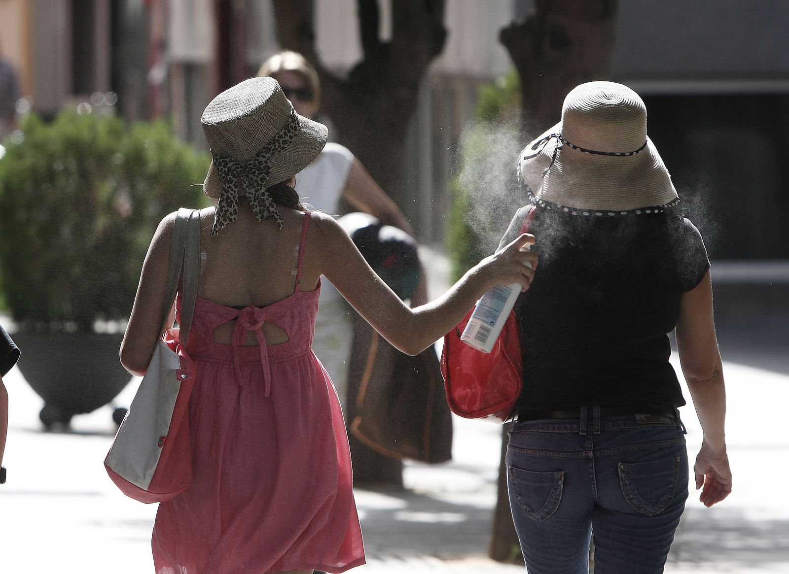 Dos mujeres caminan por la calle en Sevilla.
