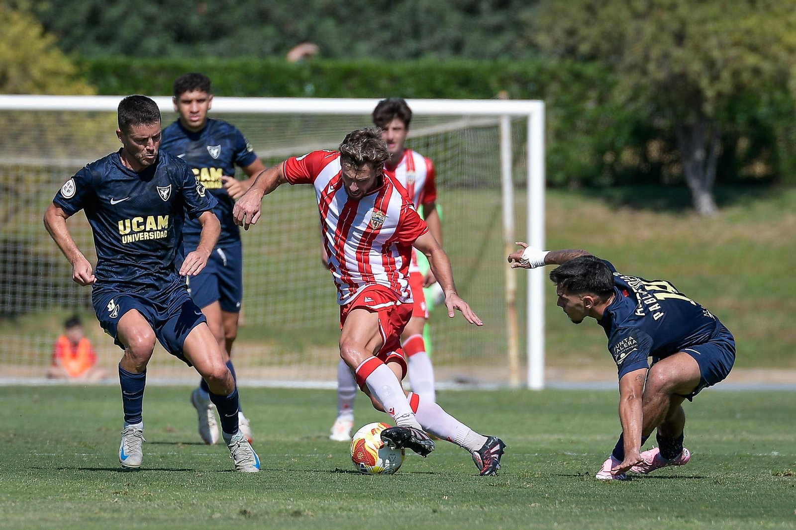 Romera intenta sortear la presión rival durante el encuentro de la pasada jornada disputado frente al UCAM en el Anexo.