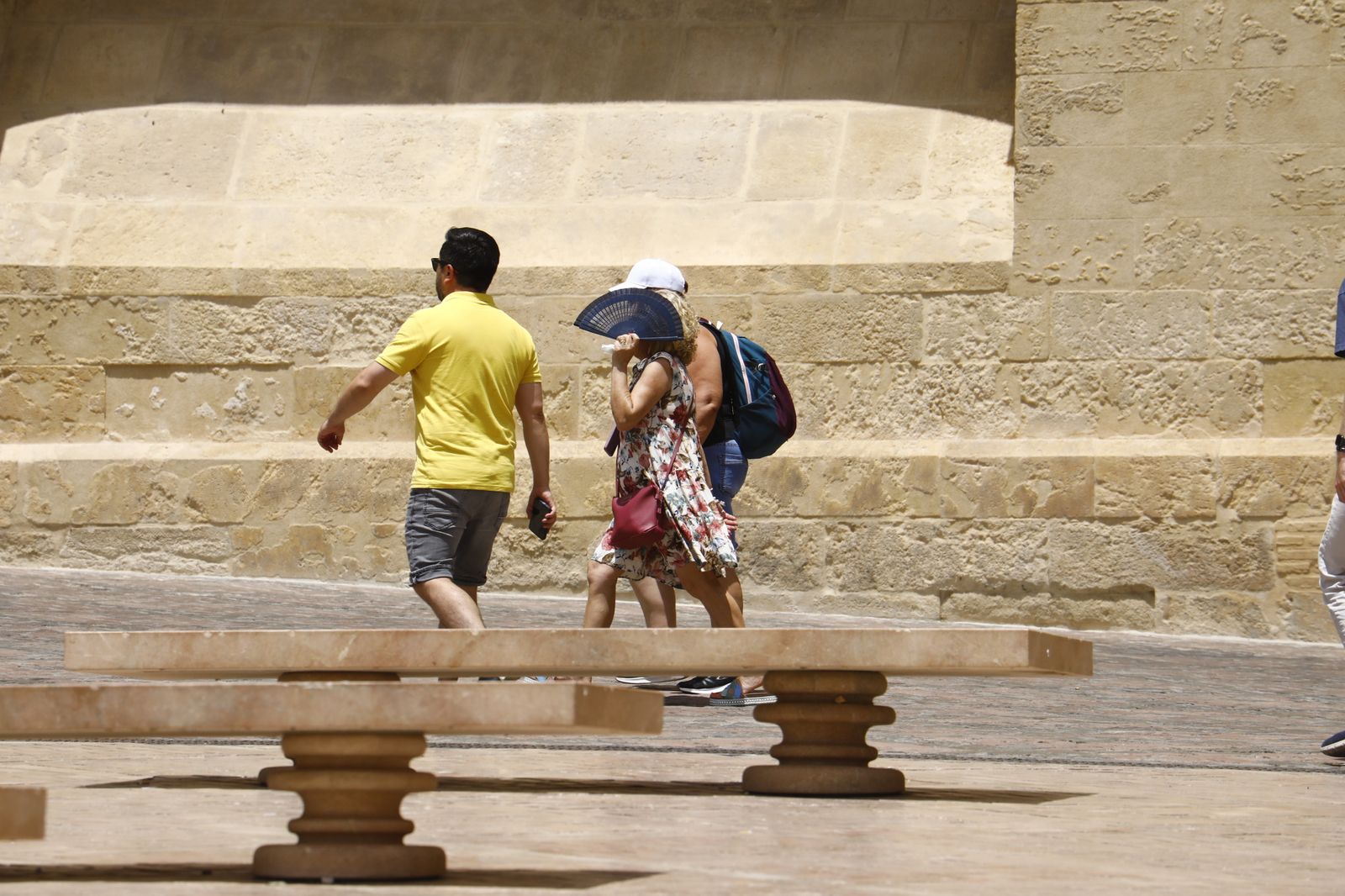 Imágenes de la ola de calor en Córdoba: sombreros, paraguas y fuentes para sobrevivir al aviso naranja