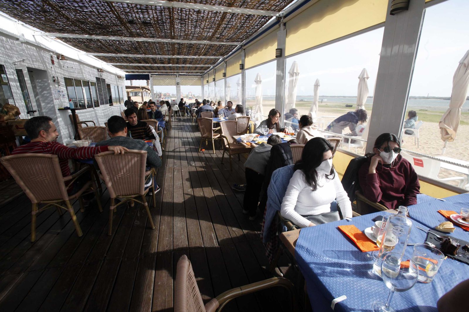 Ambiente en las terrazas de El Rompido y Punta Umbría durante este sábado.