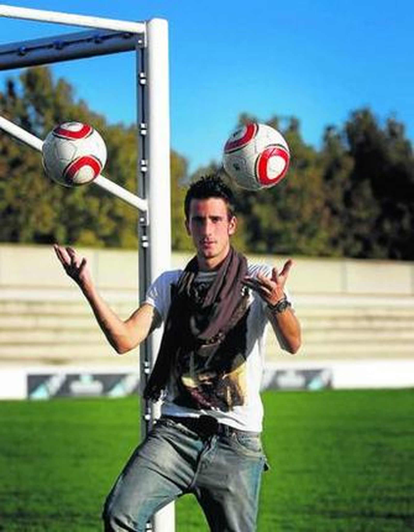 Miki Roqué posa con dos balones en la ciudad deportiva.