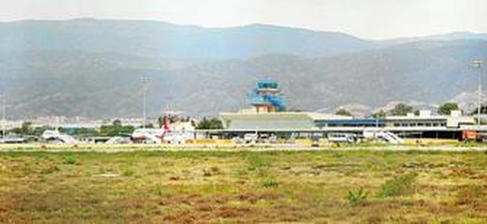 Cuatro aviones de diferentes compañías aéreas esperan permiso de la torre de control para iniciar el vuelo en el Aeropuerto de Almería.