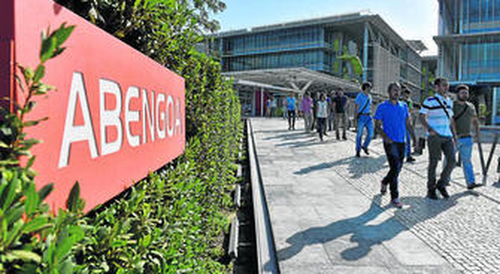 Trabajadores saliendo de la sede principal de Abengoa, ubicada en la capital andaluza.