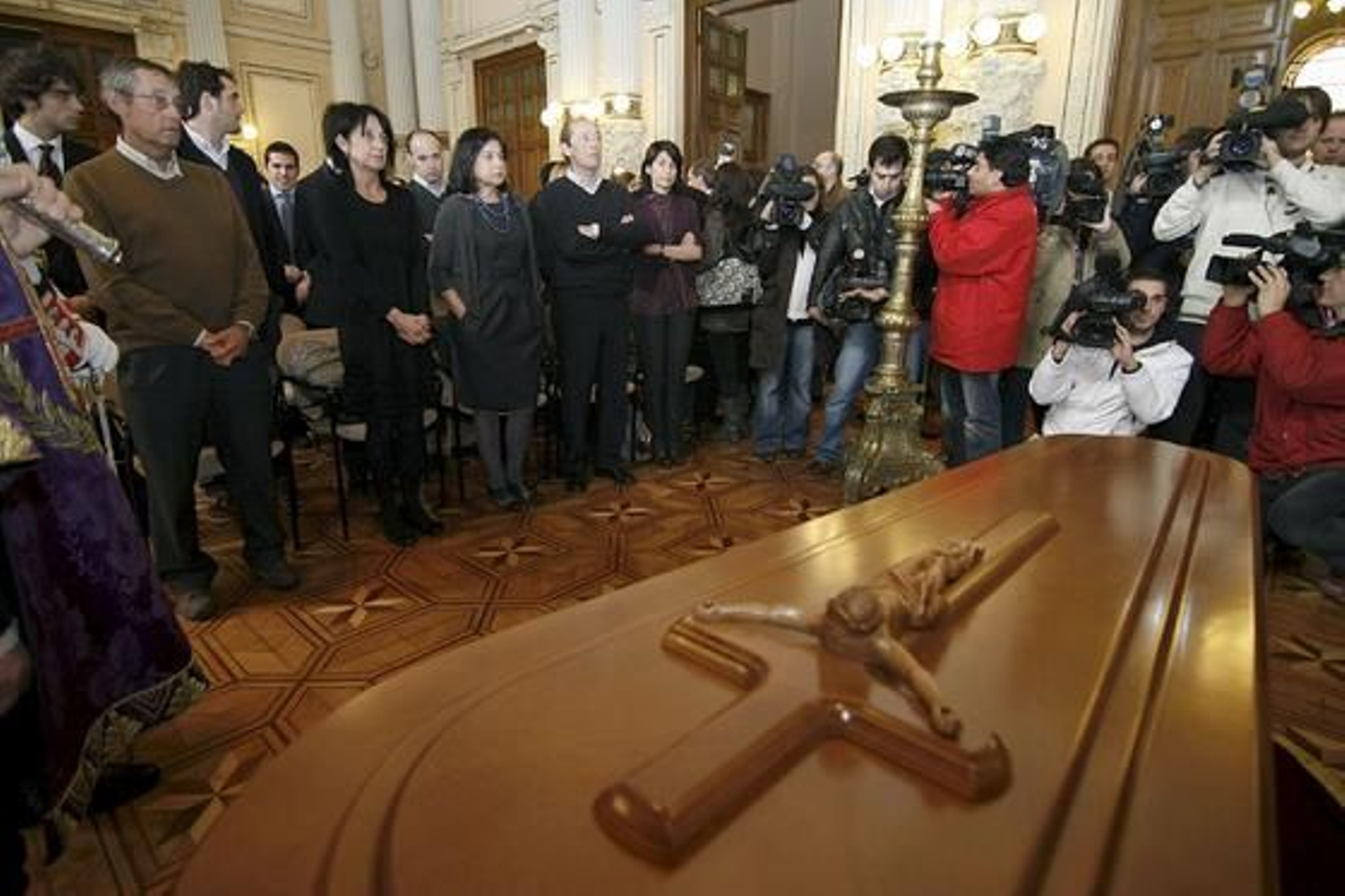 Imagen de la familia de Miguel Delibes, junto al féretro del escritor.

Foto: agencias