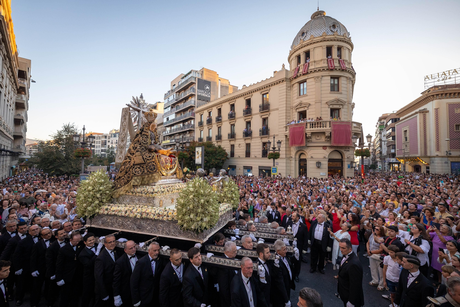 Fotos: así ha sido la procesión de la Virgen de las Angustias de Granada
