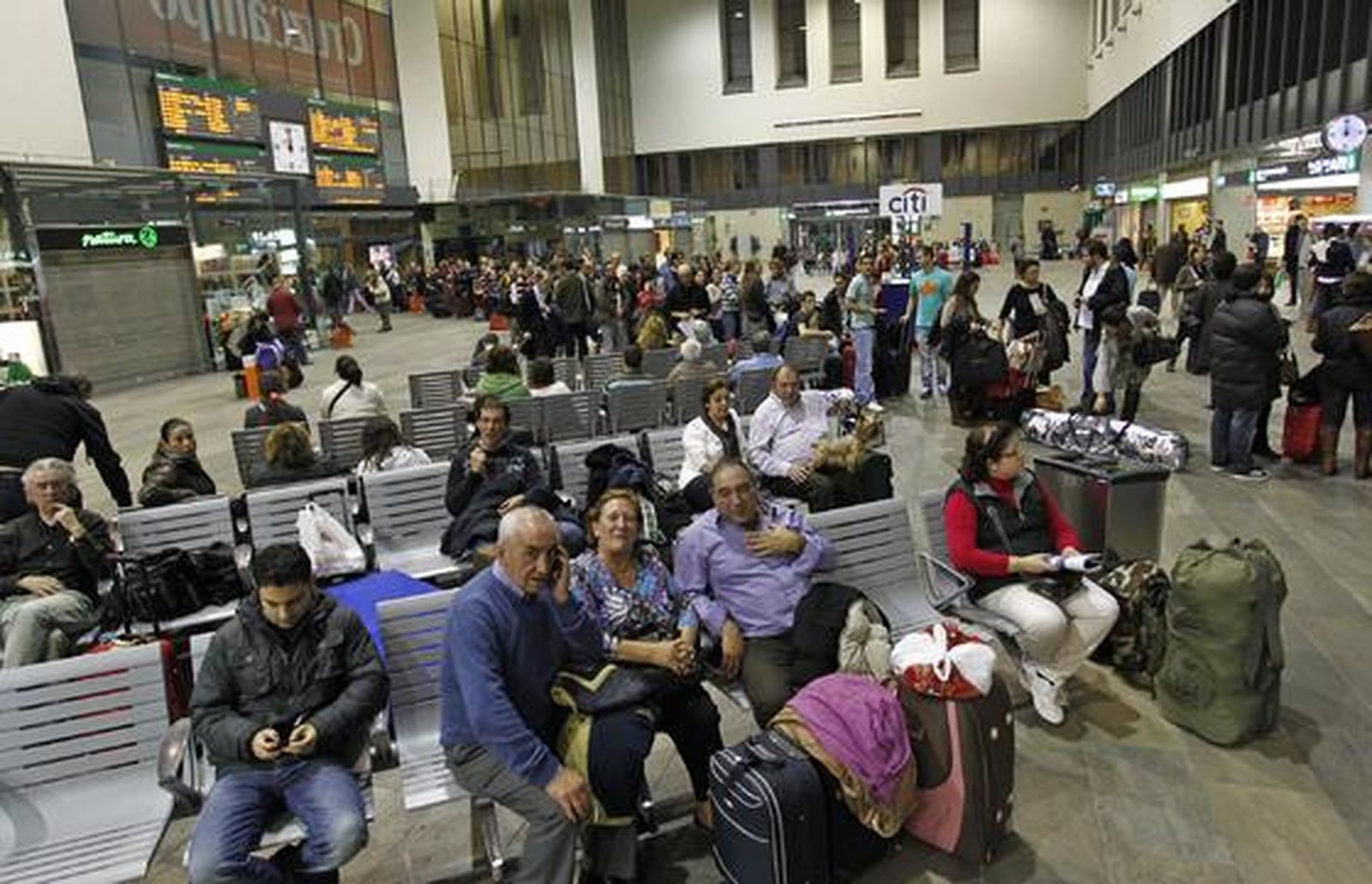 El corte del AVE (durante tres horas) afectó a unos 5.200 pasajeros.

Foto: Antonio Pizarro