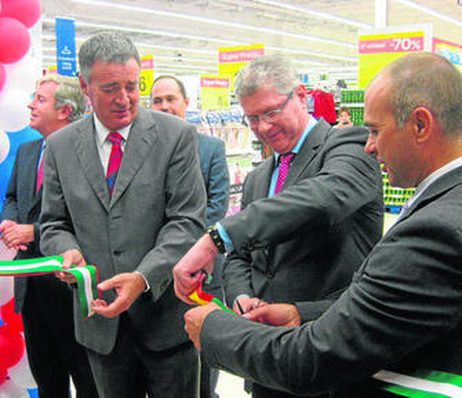 Ángel Nozal, Aurelio Martín y Juan Antonio Merino, en el corte de la cinta inaugural, ayer.