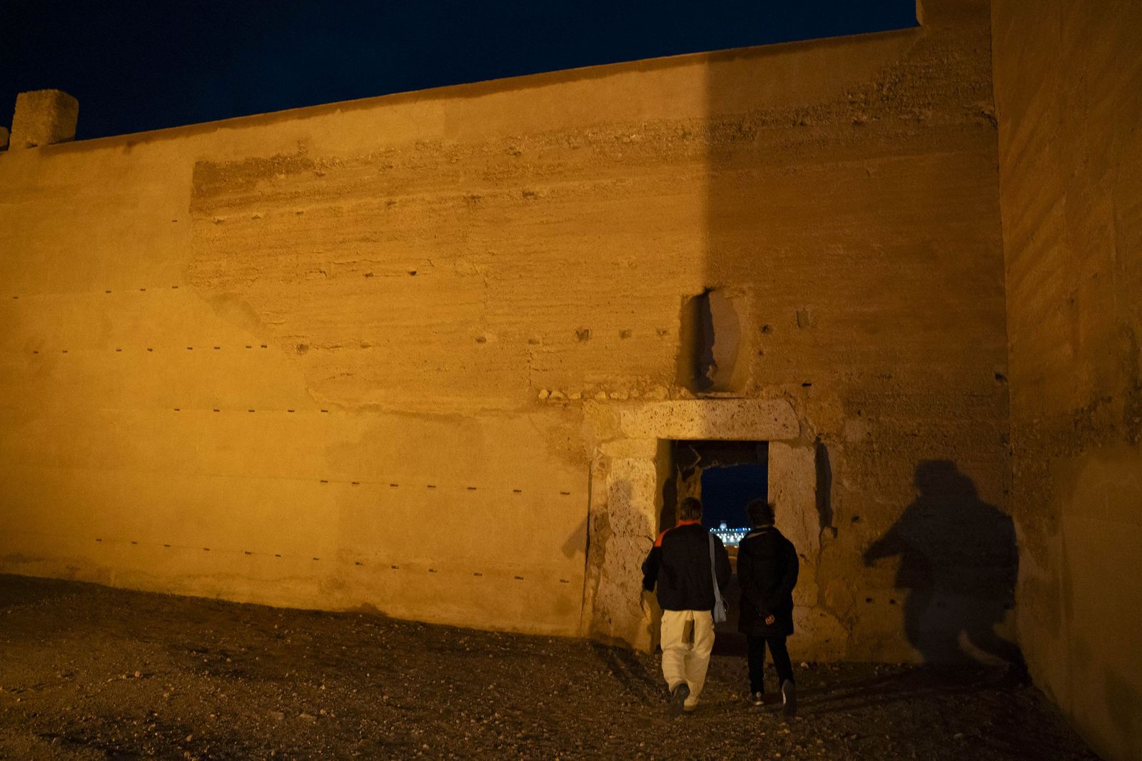 Las murallas del Cerro de San Cristóbal se encienden para iluminar Almería