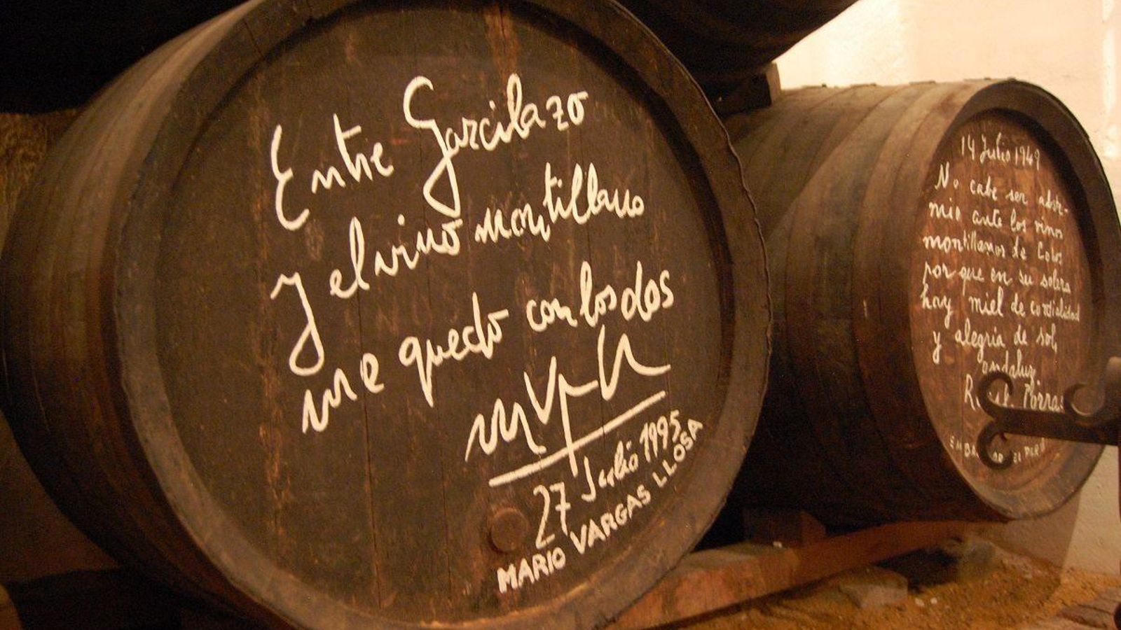 Firma de Vargas Llosa en la bodega de la Casa del Inca en Montilla. Firma de Vargas Llosa en la bodega de la Casa del Inca en Montilla.