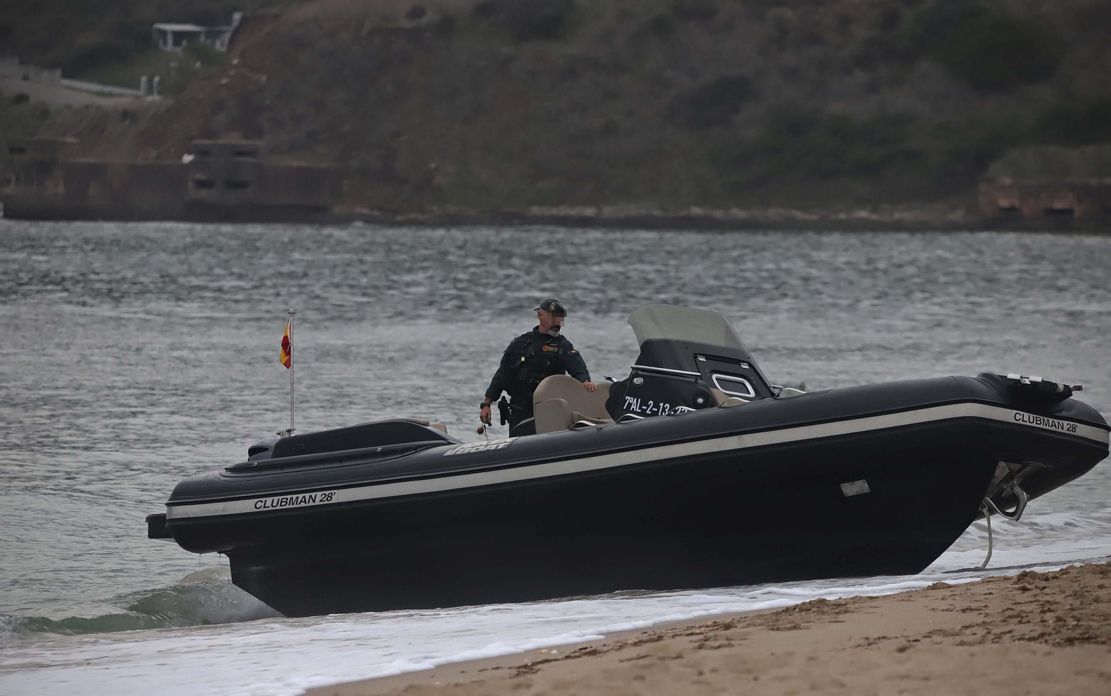 Fotos de la embarcación varada en la playa de Getares en Algeciras