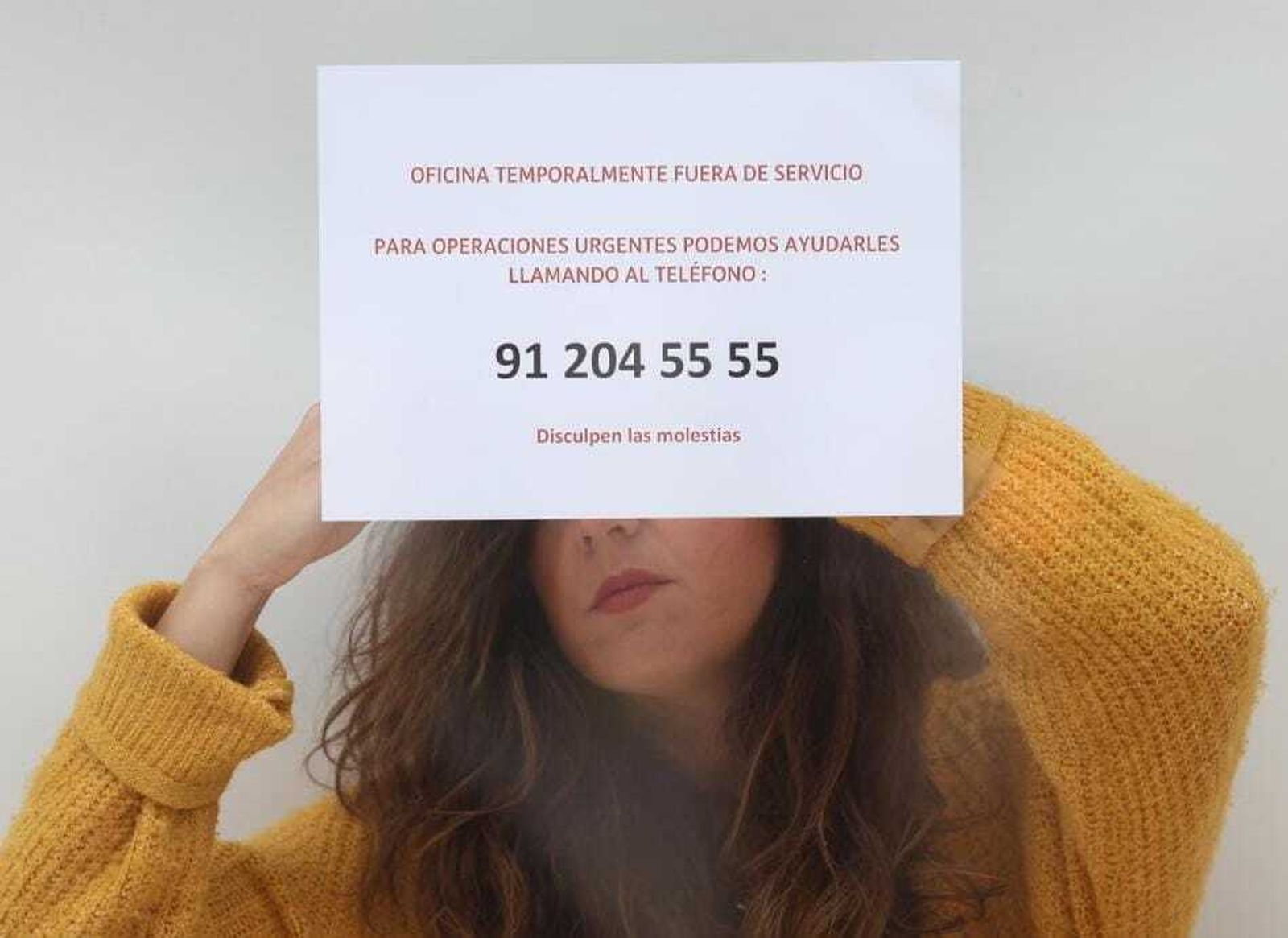 Retiran los escombros que ha dejado la explosión del cajero en la sucursal bancaria de la avenida de Andalucía