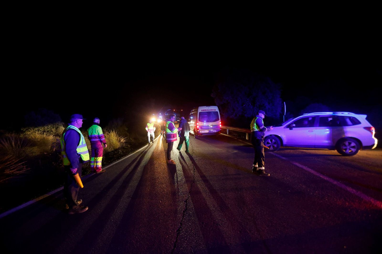 Las imágenes de los vehículos de emergencias evacuando a los pasajeros del descarrilamiento en Adamuz
