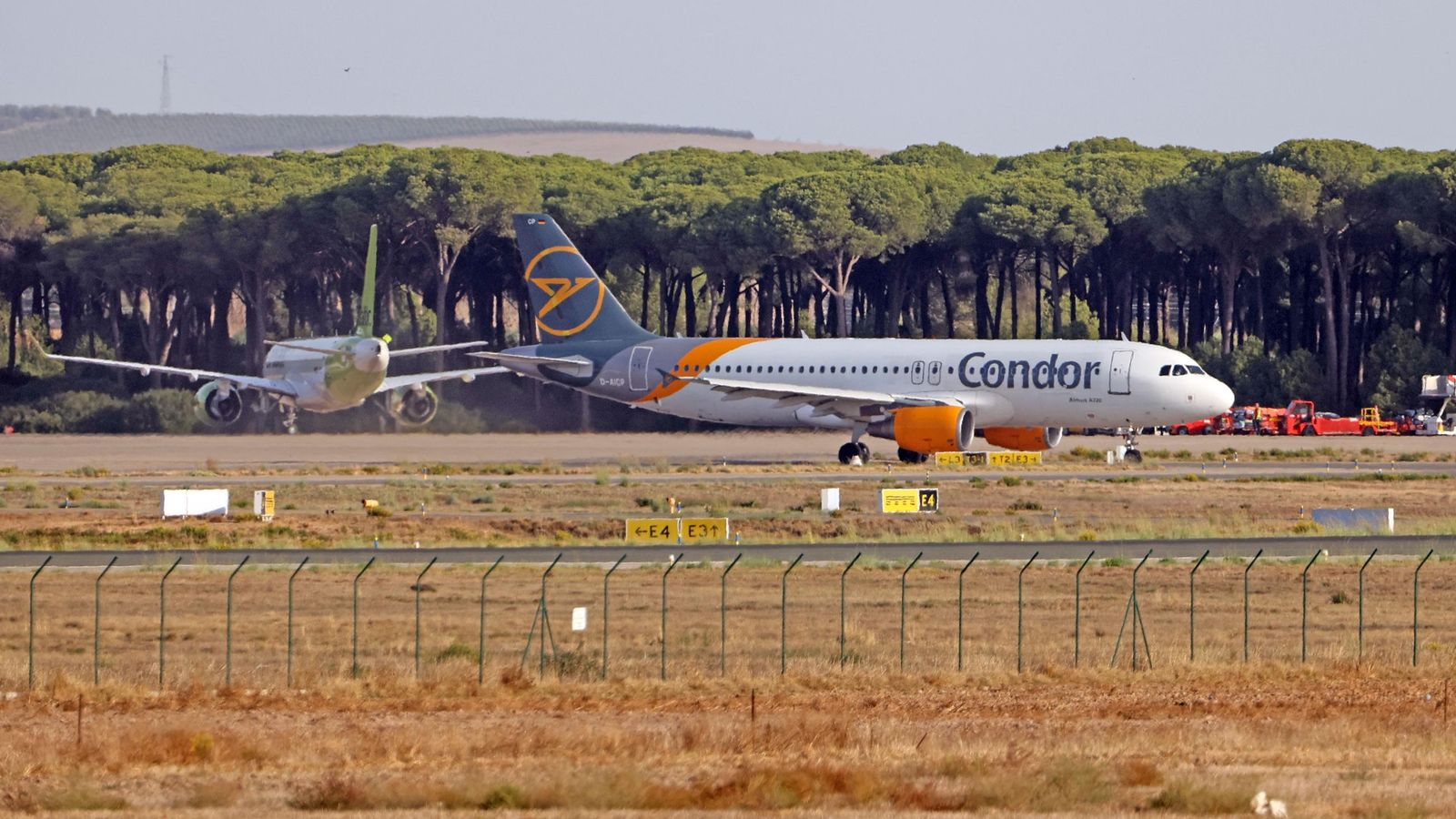 Un avión de la compañía Condor en el Aeropuerto de Jerez.
