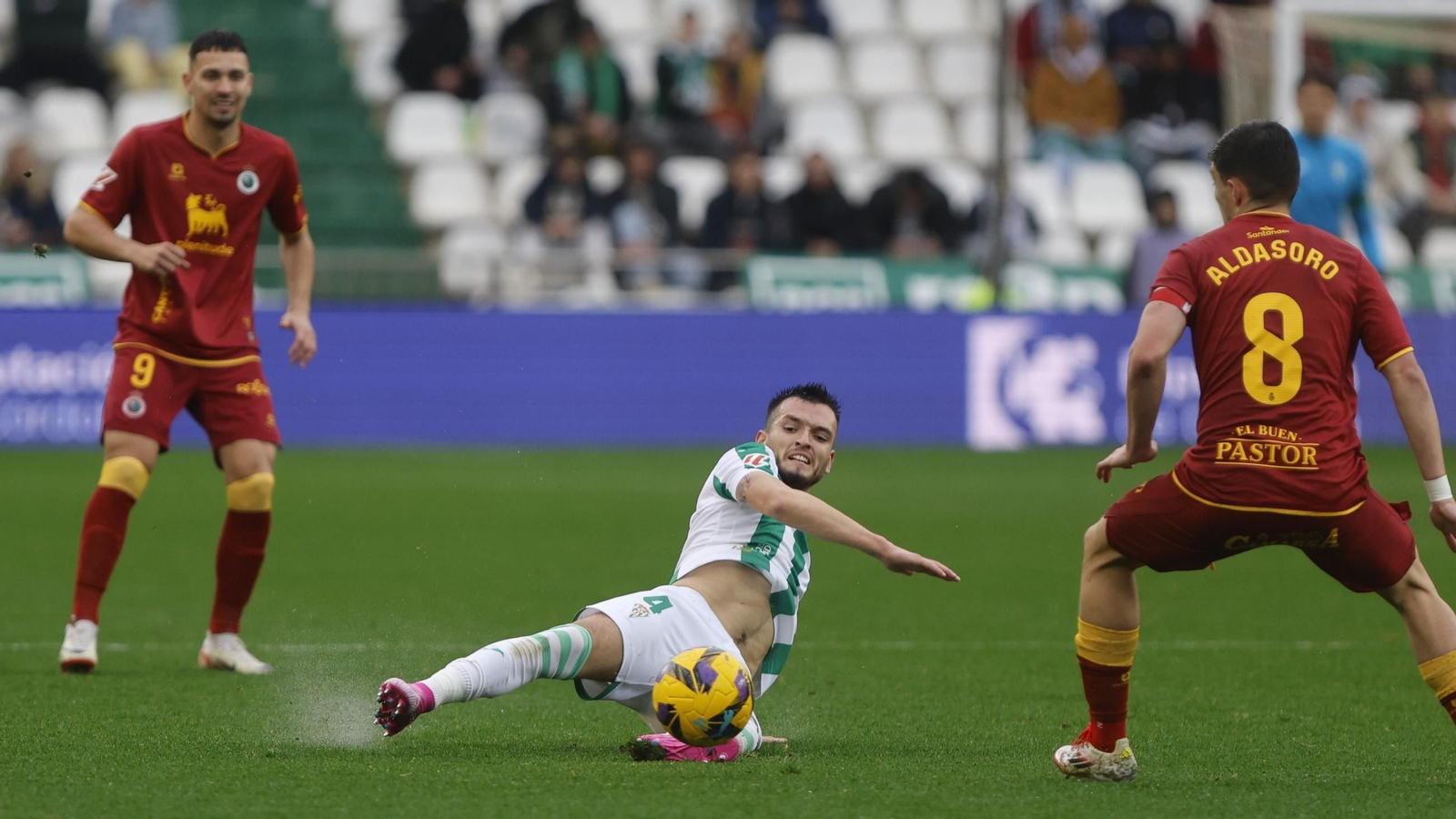 Adrián Lapeña corta un pase en el Córdoba CF - Racing de Santander.