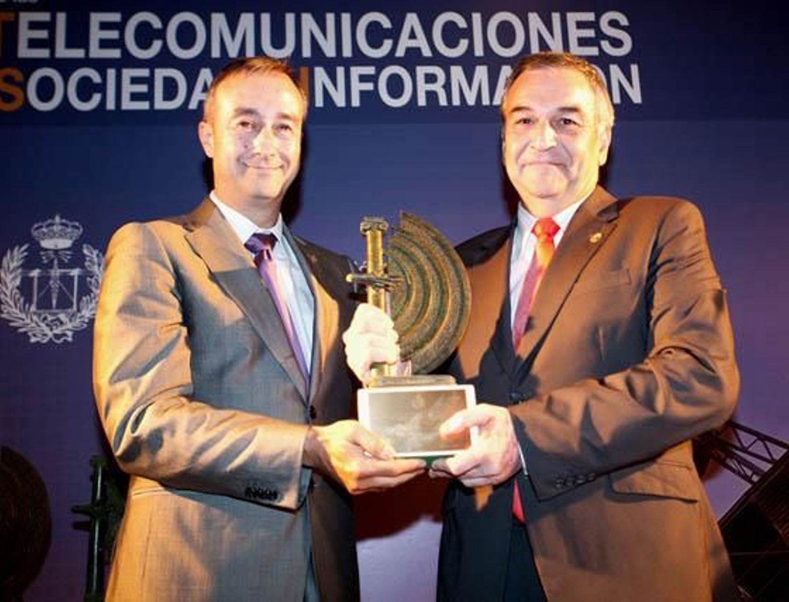 Manuel Jesús de Tellechea, presidente de Asitano y decano del Coitaoc, entrega el premio al Ingeniero del Año a Francisco I. Vicente.