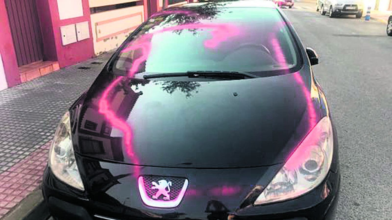 El vehículo pintado con espray rosa.
