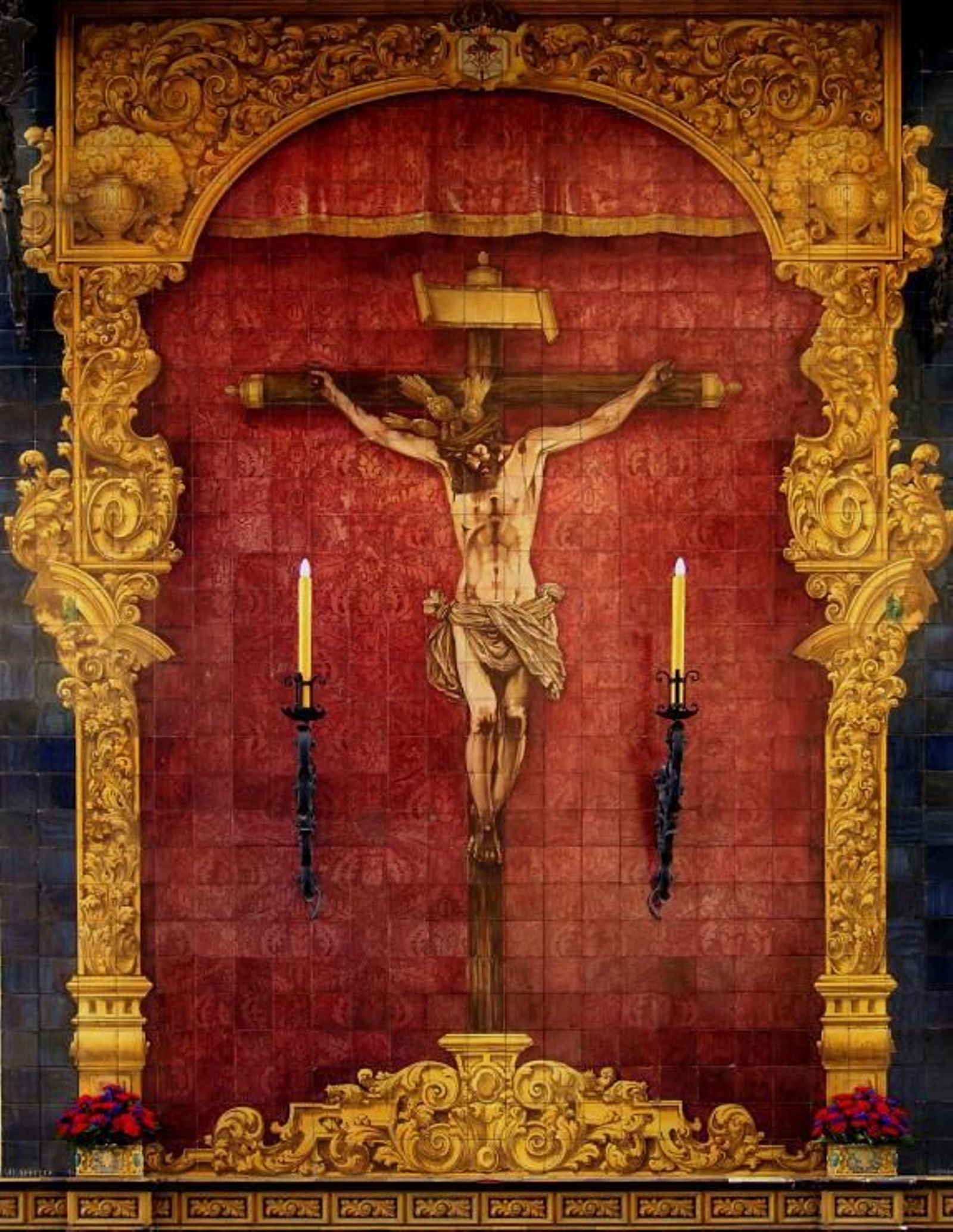 El retablo cerámico del Cristo del Amor.