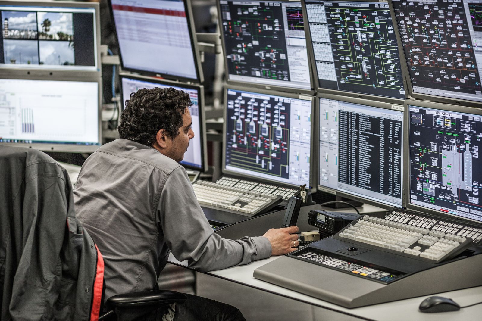 Un empleado de la refinería de Cepsa.