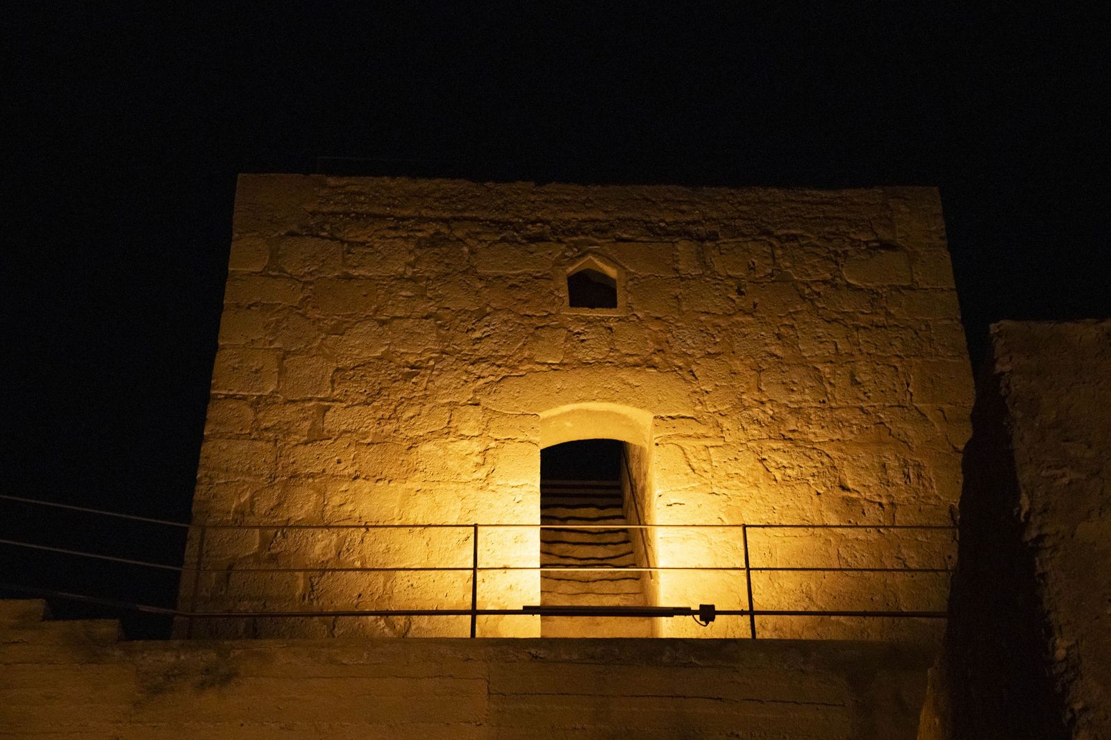 Las murallas del Cerro de San Cristóbal se encienden para iluminar Almería