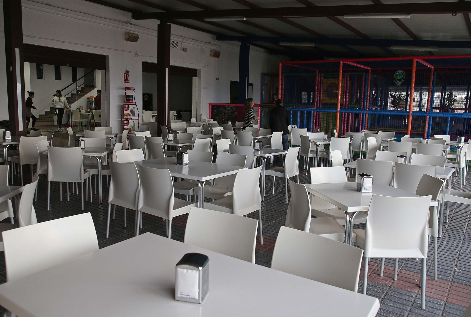 Fotos del nuevo Café Pirata en el paseo de la playa de  Getares