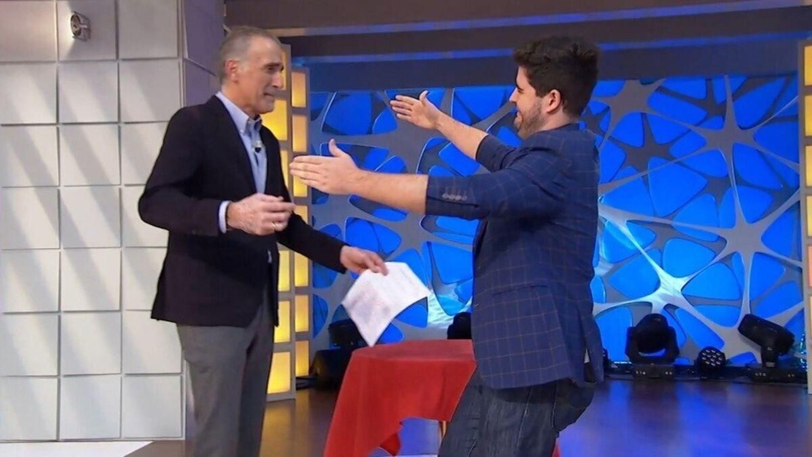 El momento del reencuentro entre Juan y Medio y Antonio Serrano El momento del reencuentro entre Juan y Medio y Antonio Serrano