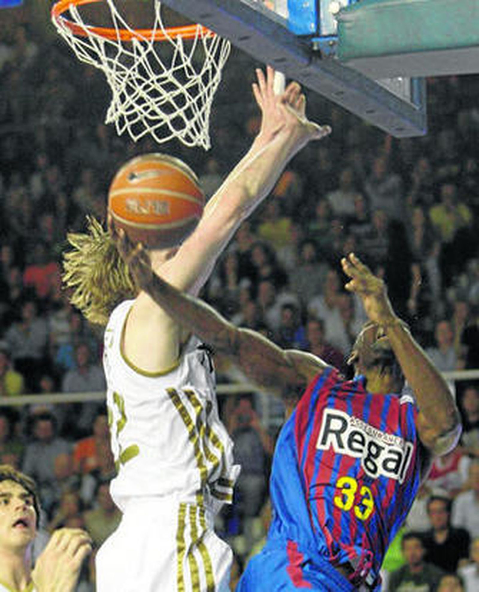 Kyle Singler y Pete Mickeal pelean con fuerza debajo de los aros.