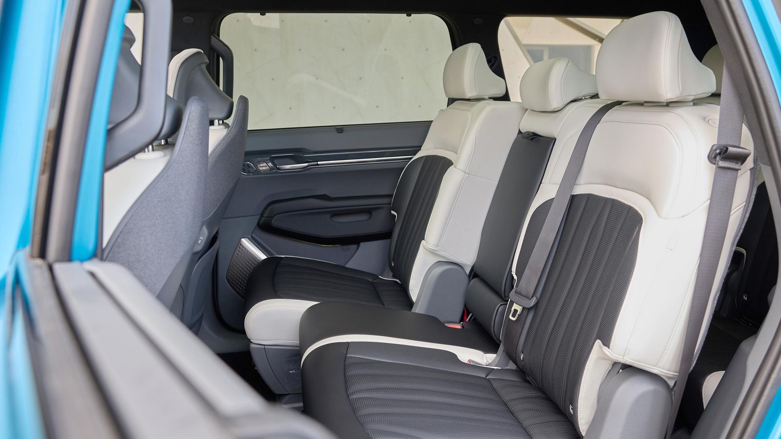 La segunda fila admite múltiples regulaciones, lo que permite gestionar el espacio interior. Tienen un sistema eléctrico para facilitar el acceso a la zona posterior. La segunda fila admite múltiples regulaciones, lo que permite gestionar el espacio interior. Tienen un sistema eléctrico para facilitar el acceso a la zona posterior.