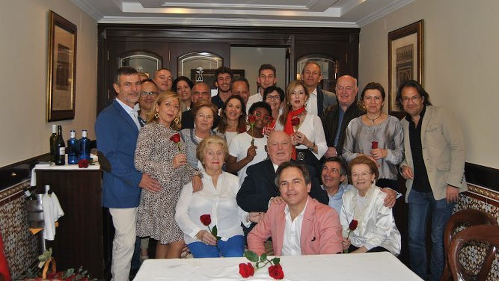 La homenajeada Loli Cantero González, con su marido Javier Téllez, sus cuatro hijos e invitados, durante el almuerzo, celebrado en el restaurante El Faro, con motivo de sus noventa cumpleaños.