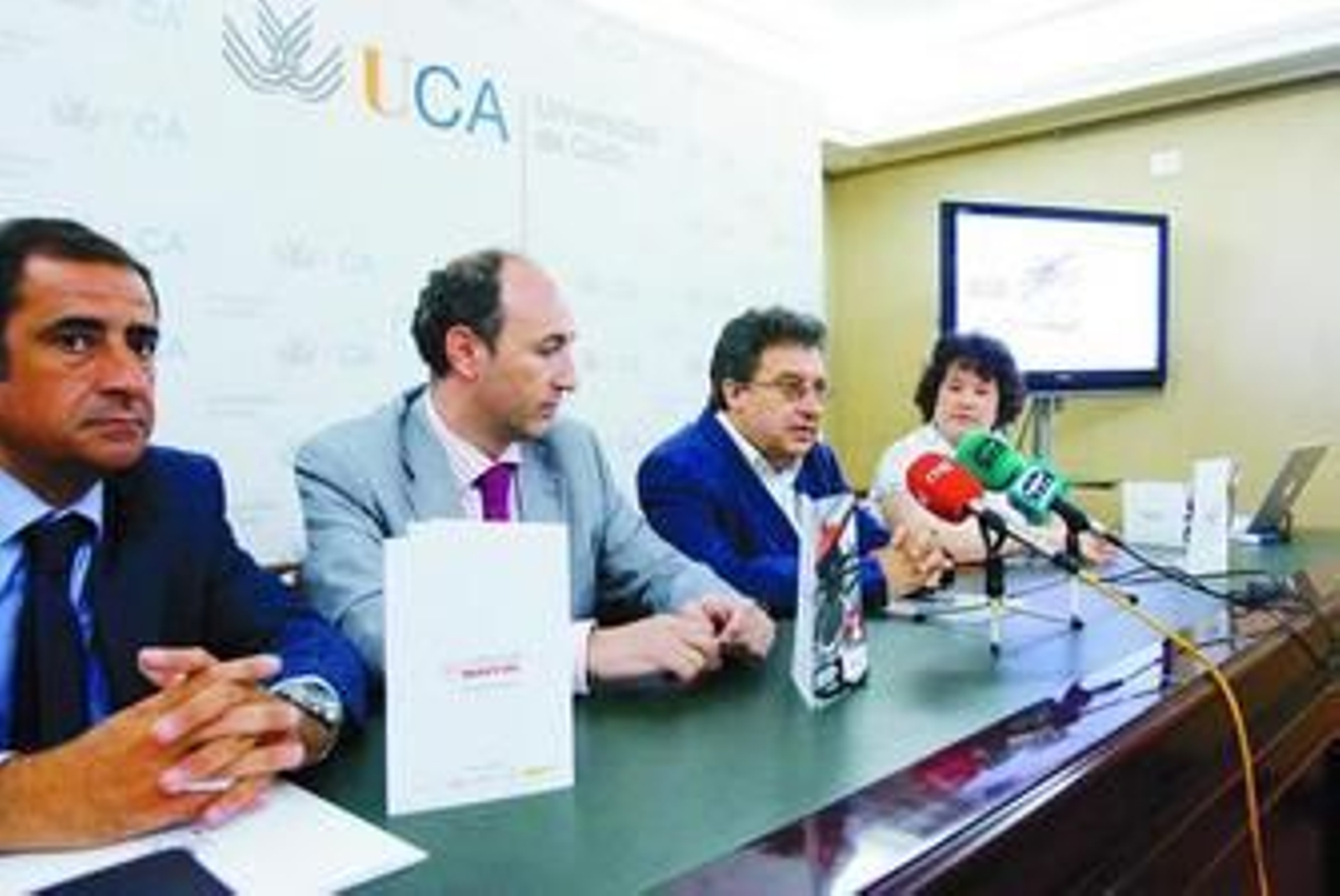 La firma del convenio tuvo lugar en el rectorado de la UCA.