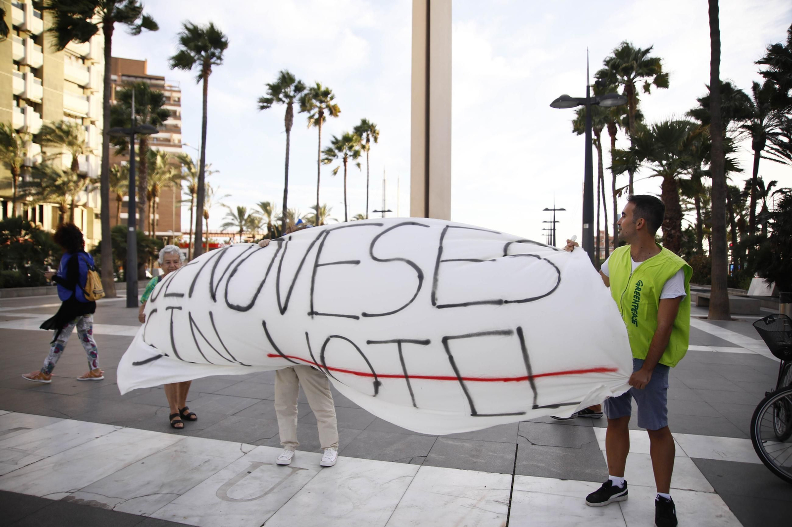La manifestación "Genoveses sin hotel", en imágenes
