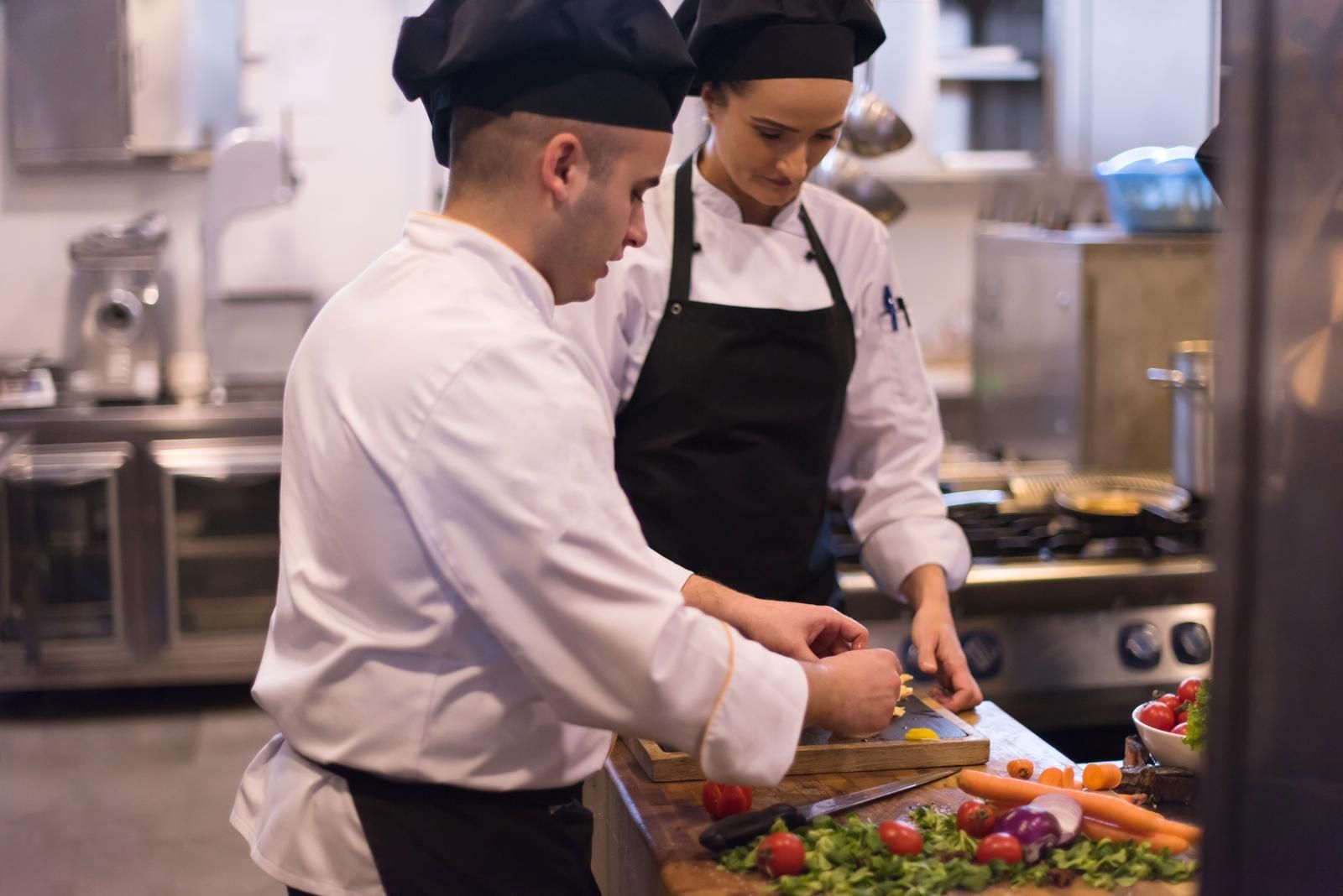 Dos cocineros trabajando.