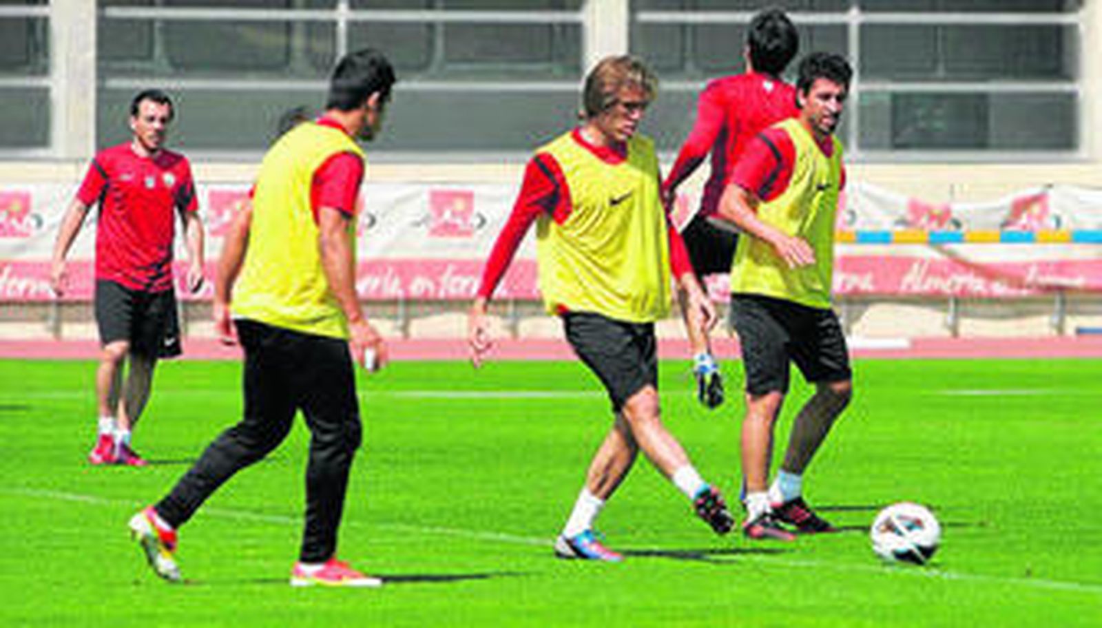 Corona toca el esférico en presencia de Rafita y Pallardó.