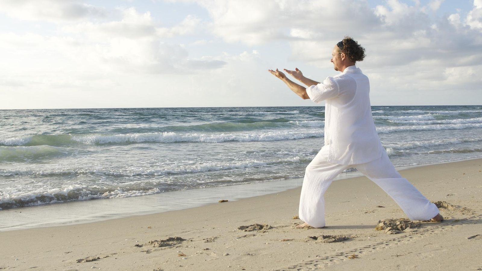 Ropa blanca en la playa lanzando flores al mar en Brasil