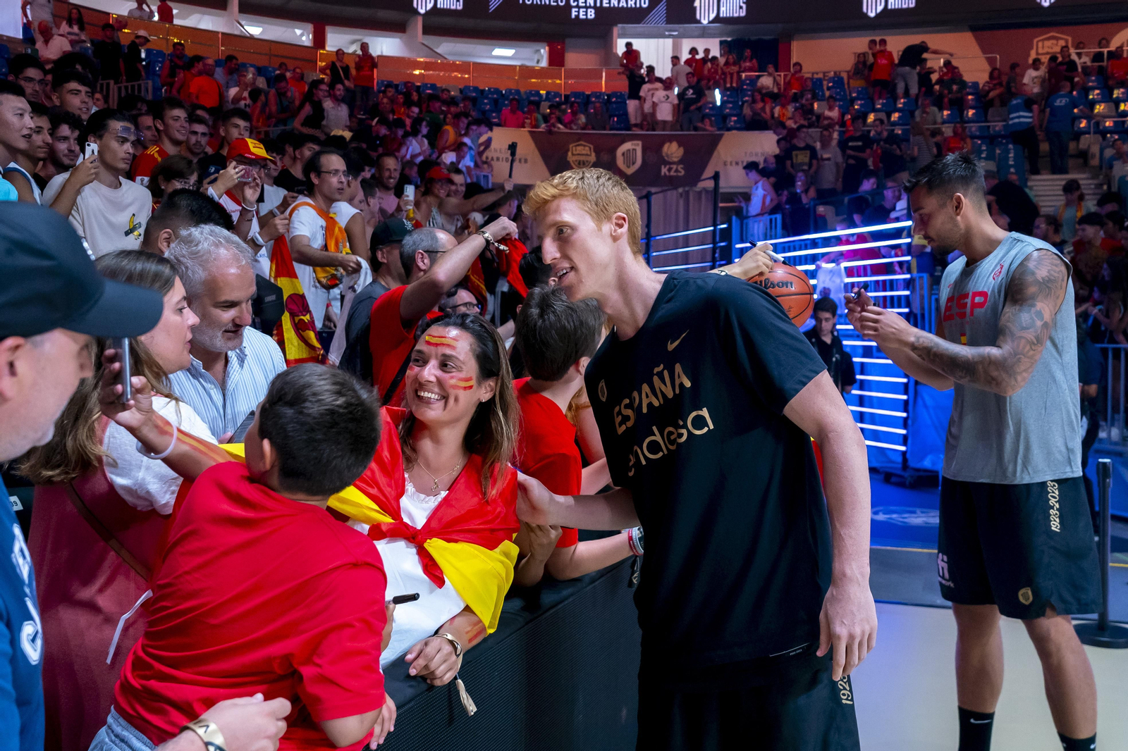 Alberto Díaz se fotografía con aficionados