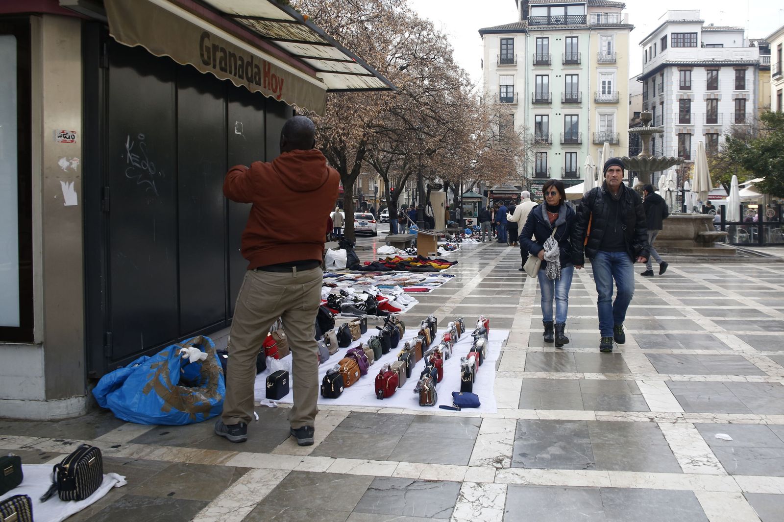 Imagen de archivo de un vendedor del top manta en Plaza Nueva