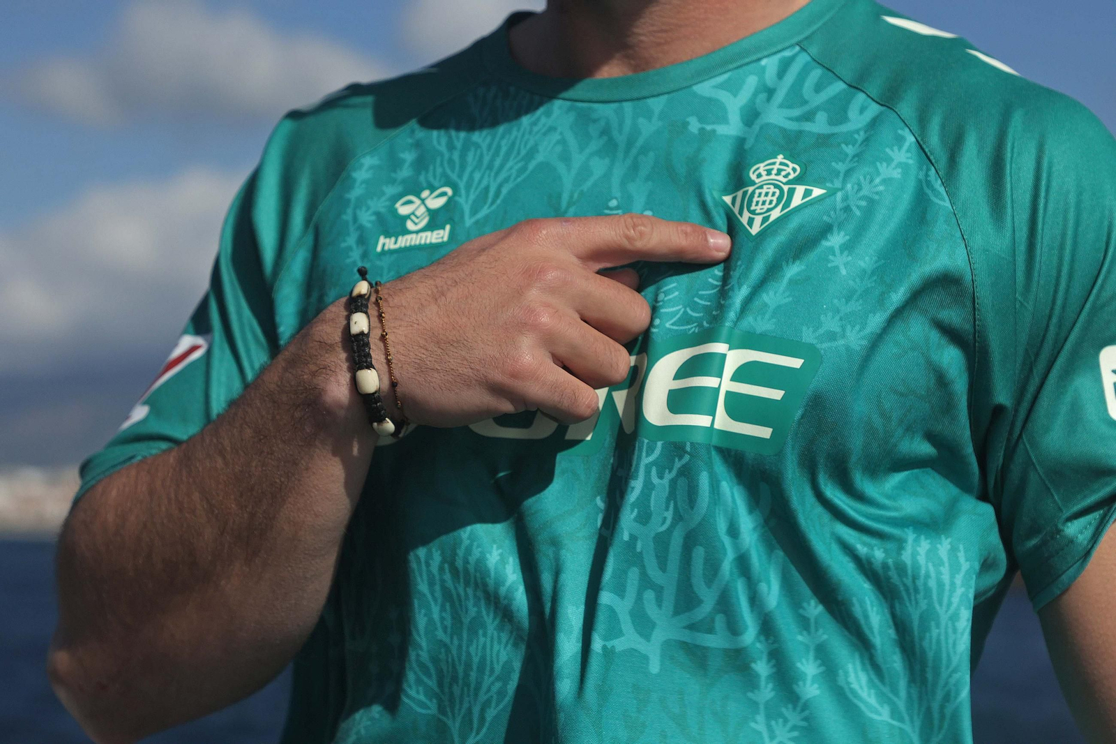 Fotos de la nueva camiseta ecológica del Real Betis fabricada con algas
